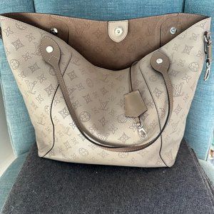 🔥Authentic Louis Vuitton Hina MM Tote with original receipt🔥